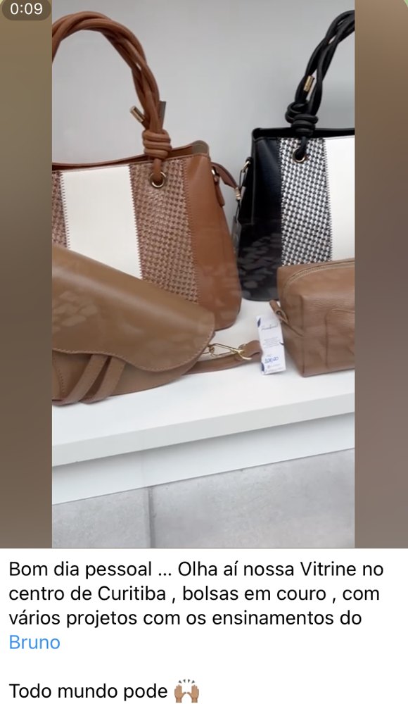 Print de aluna mostrando a vitrine de bolsas em couro no centro de Curitiba